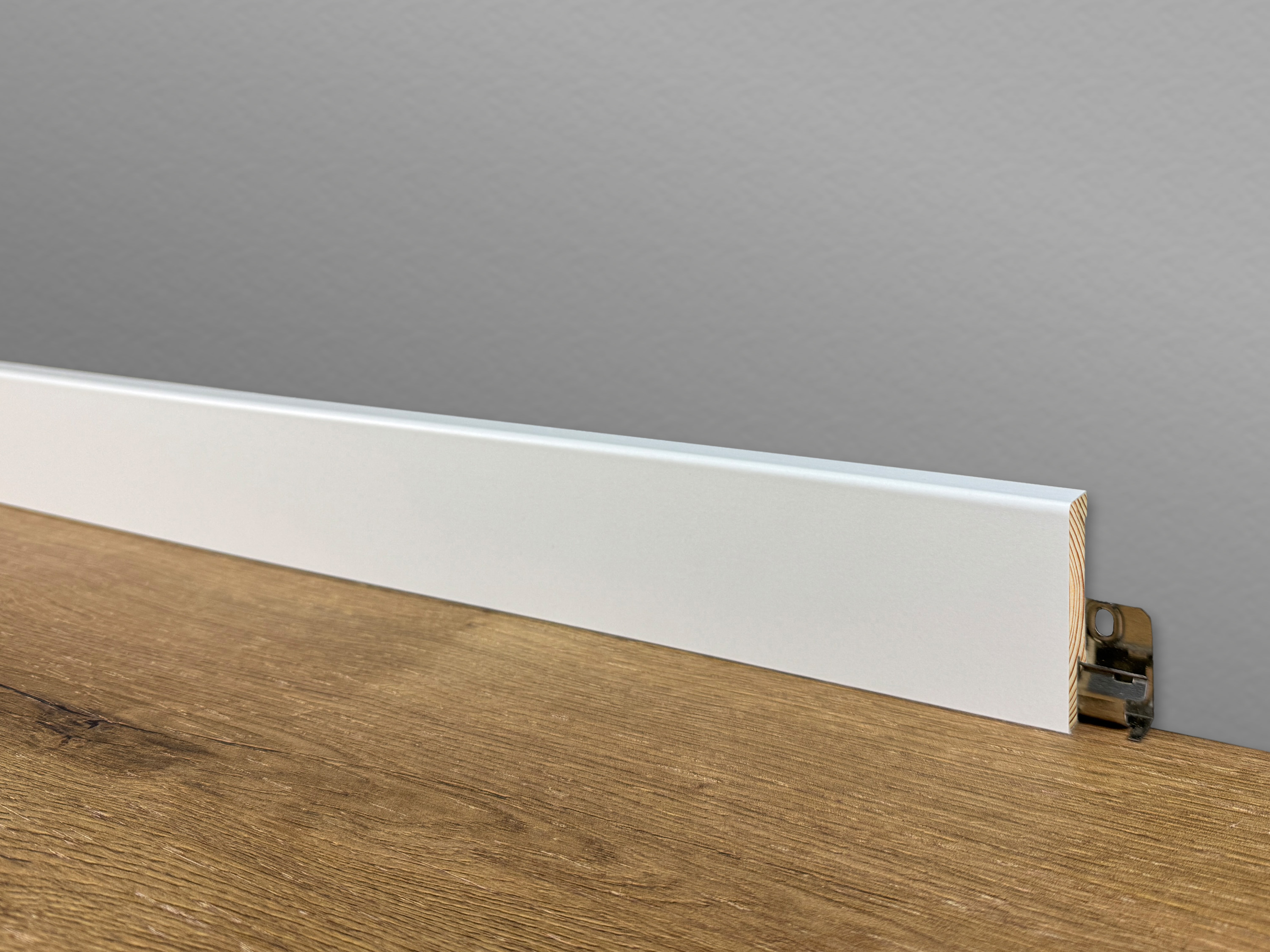 TRECOR® weisse Holz Sockelleiste 16 x 58 mm in RAL 9016 - CLIPSTAR Fräsung TRECOR® weisse Holz Sockelleiste 16 x 58 mm in RAL 9016 - CLIPSTAR Fräsung
