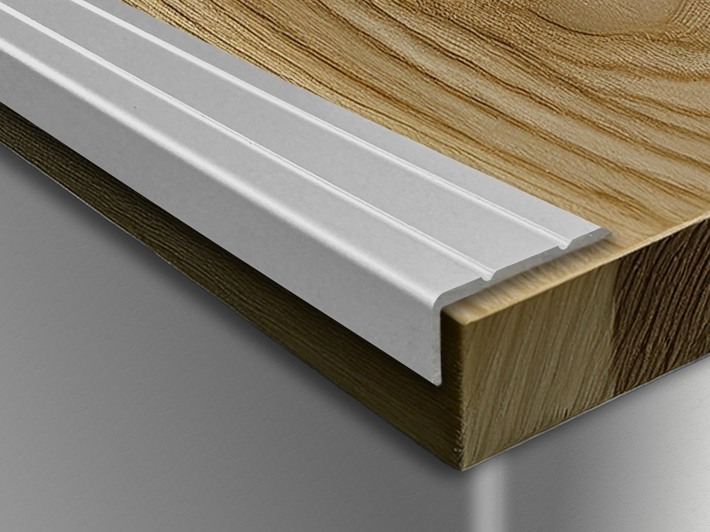 ufitec® Winkelprofil / Treppenkantenprofil - selbstklebend - 24 x 10 mm - Alu eloxiert ufitec® Winkelprofil / Treppenkantenprofil - selbstklebend - 24 x 10 mm - Alu eloxiert