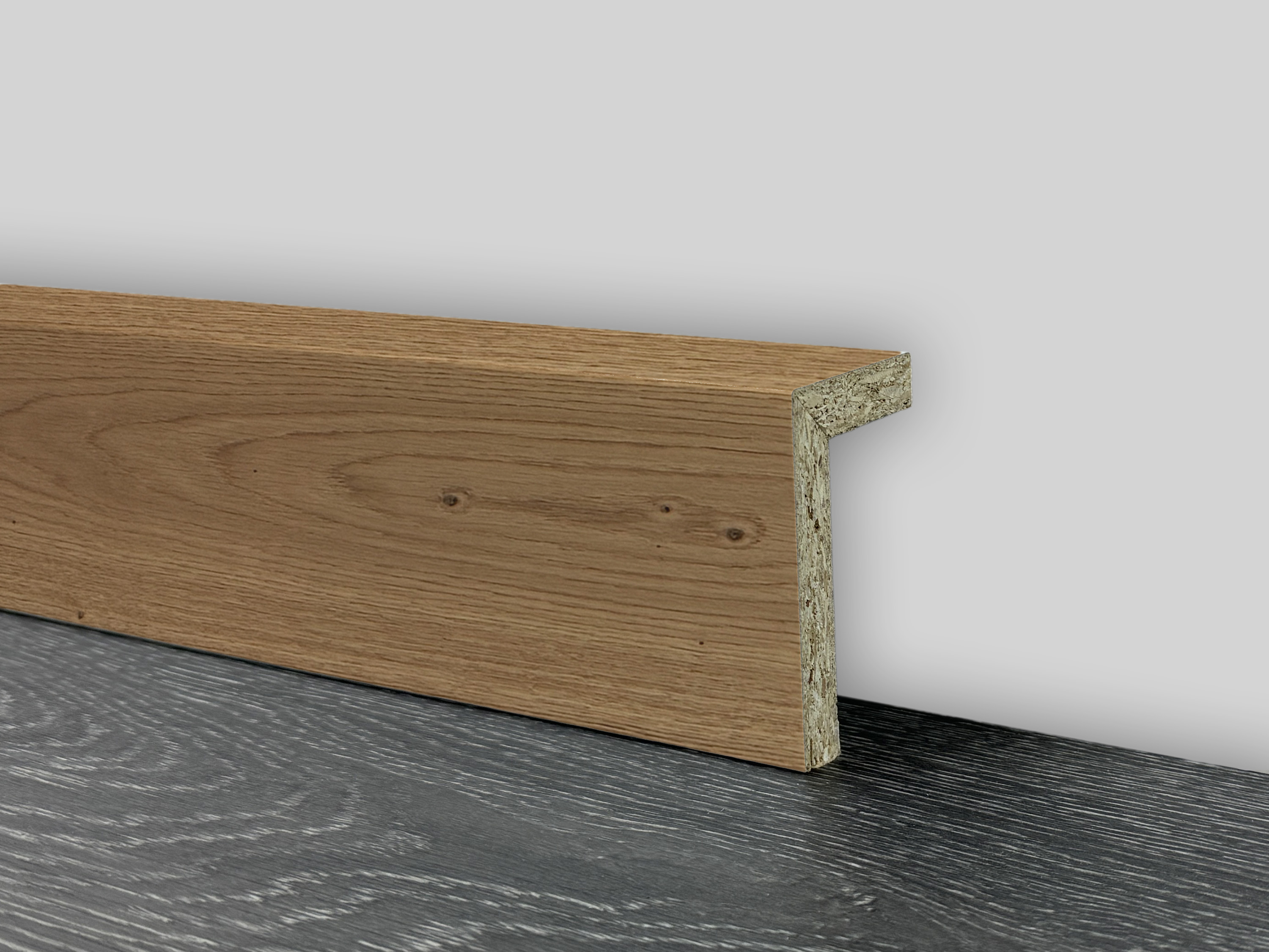 Sockelleiste Abdeckleiste für Heizrohr CUBE, Eiche, 44 x 77 mm Sockelleiste Abdeckleiste für Heizrohr CUBE, Eiche, 44 x 77 mm