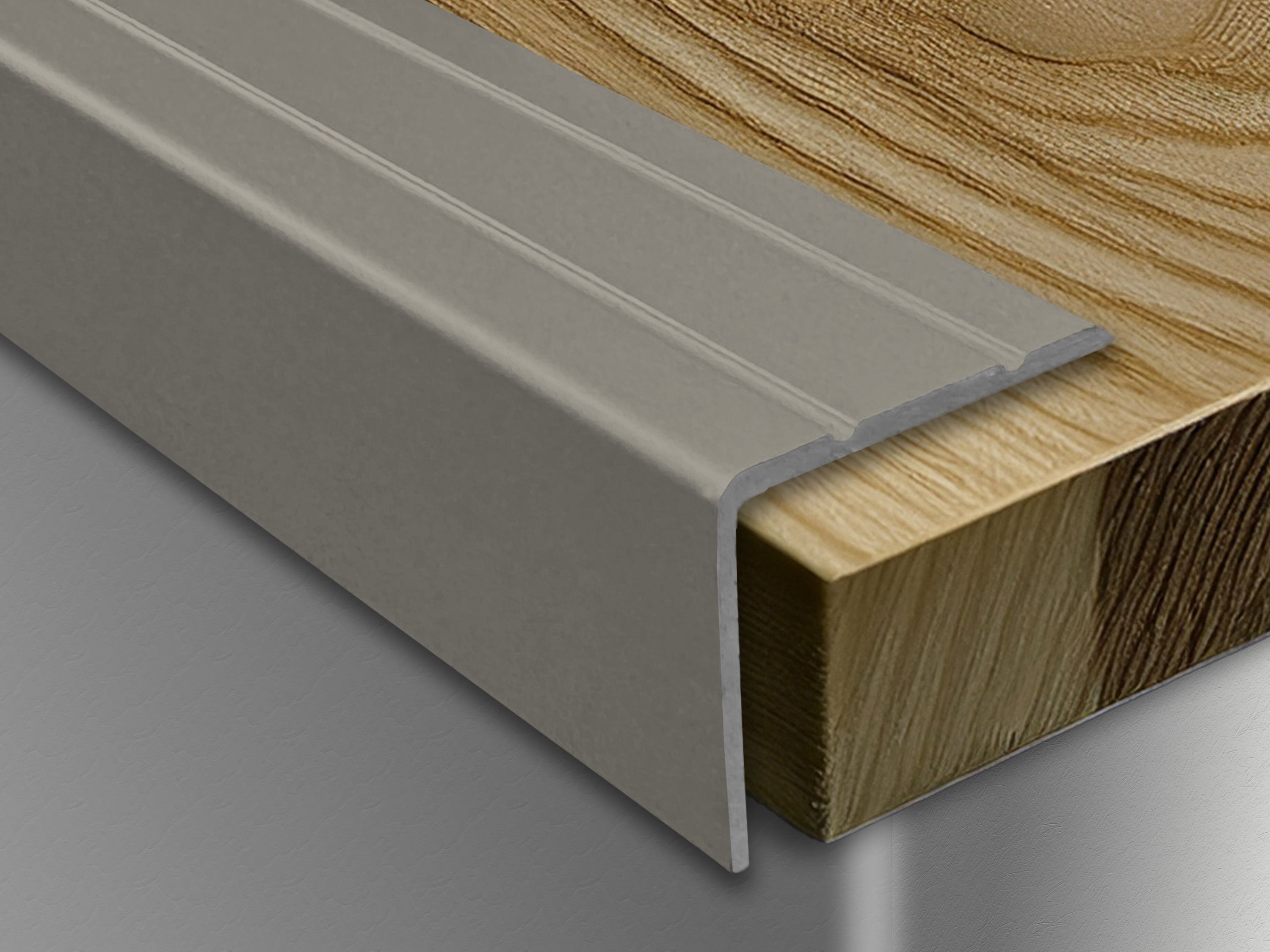 ufitec® Winkelprofil / Treppenkantenprofil - selbstklebend - 24 x 19,5 mm - Alu eloxiert ufitec® Winkelprofil / Treppenkantenprofil - selbstklebend - 24 x 19,5 mm - Alu eloxiert