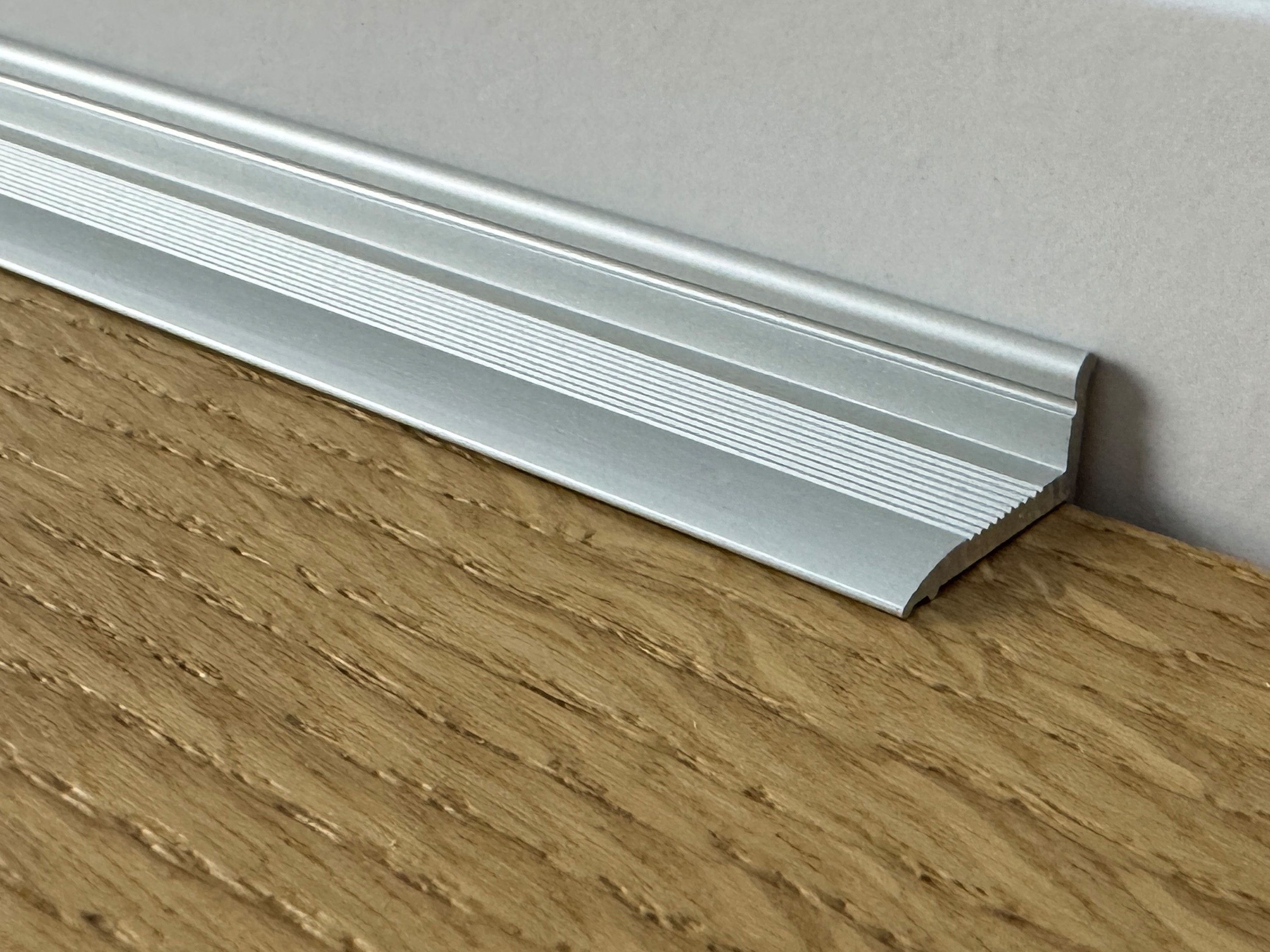 ufitec® Sockelprofil SK für den perfekten Abschluß an Balkon- und Terassentüren, Silber eloxiert ufitec® Sockelprofil SK für den perfekten Abschluß an Balkon- und Terassentüren, Silber eloxiert