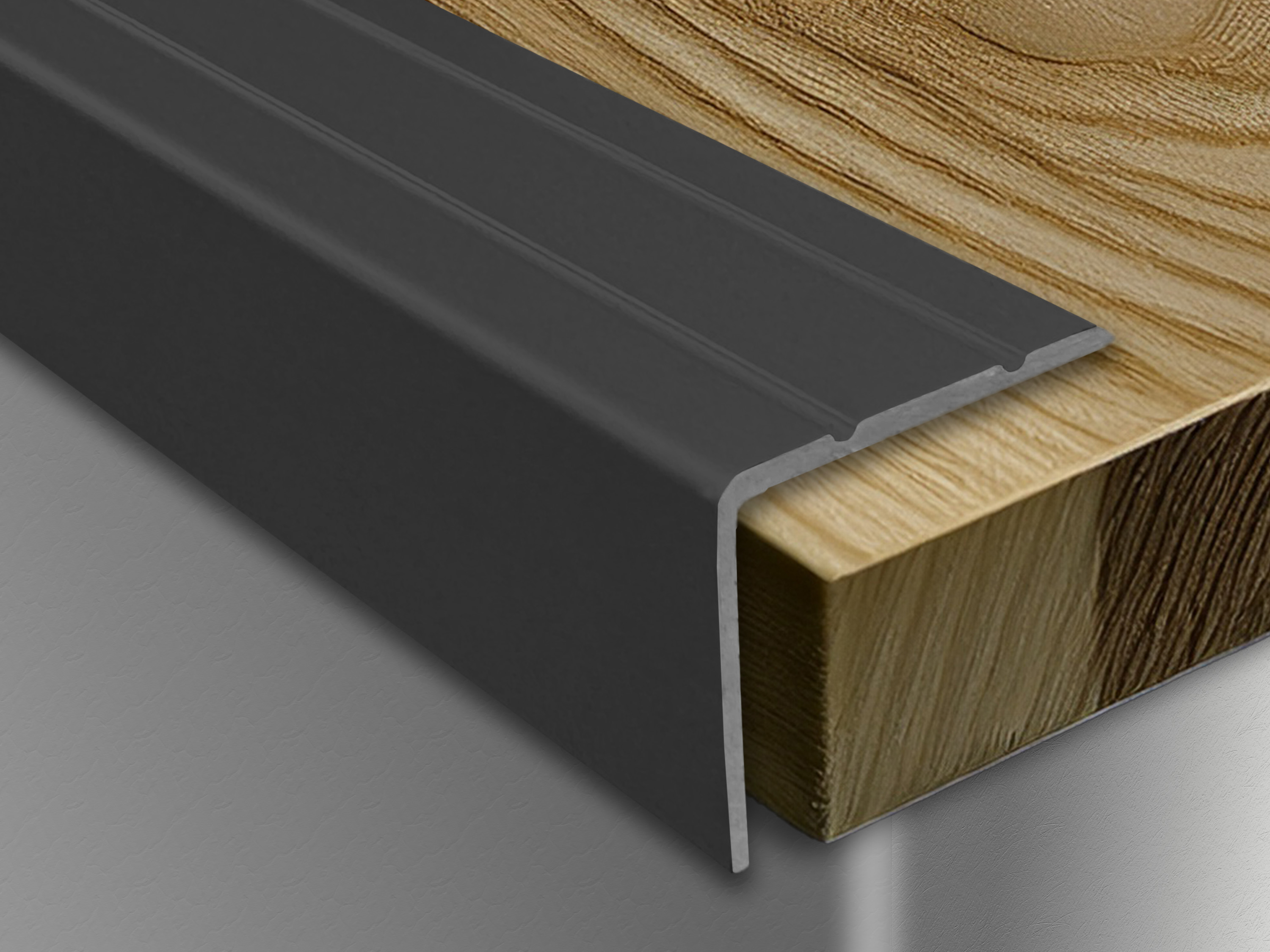 ufitec® Winkelprofil / Treppenkantenprofil - selbstklebend - 24 x 19,5 mm - Alu eloxiert ufitec® Winkelprofil / Treppenkantenprofil - selbstklebend - 24 x 19,5 mm - Alu eloxiert