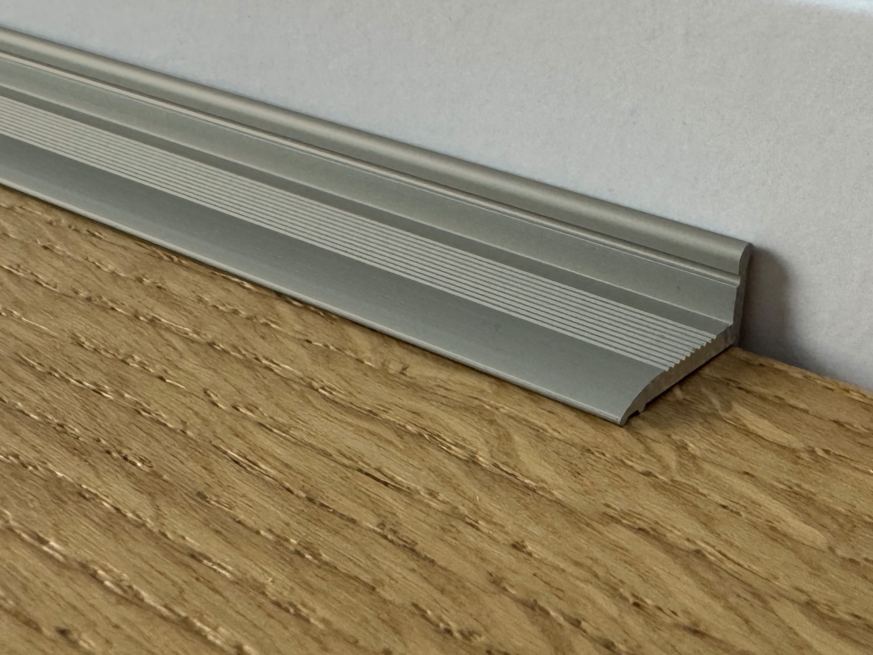 ufitec® Sockelprofil SK für den perfekten Abschluß an Balkon- und Terassentüren, Bronze Hell ufitec® Sockelprofil SK für den perfekten Abschluß an Balkon- und Terassentüren, Bronze Hell