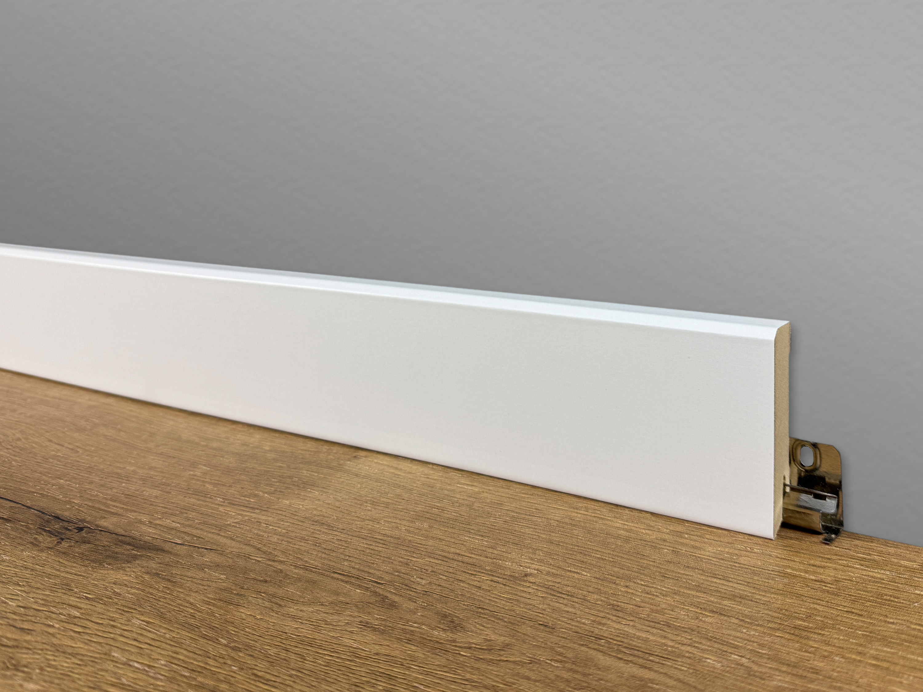 TRECOR® CUBE Sockelleiste, Fußleiste 18 x 70 mm in Weiß RAL 9016 - CLIPSTAR Fräsung TRECOR® CUBE Sockelleiste, Fußleiste 18 x 70 mm in Weiß RAL 9016 - CLIPSTAR Fräsung
