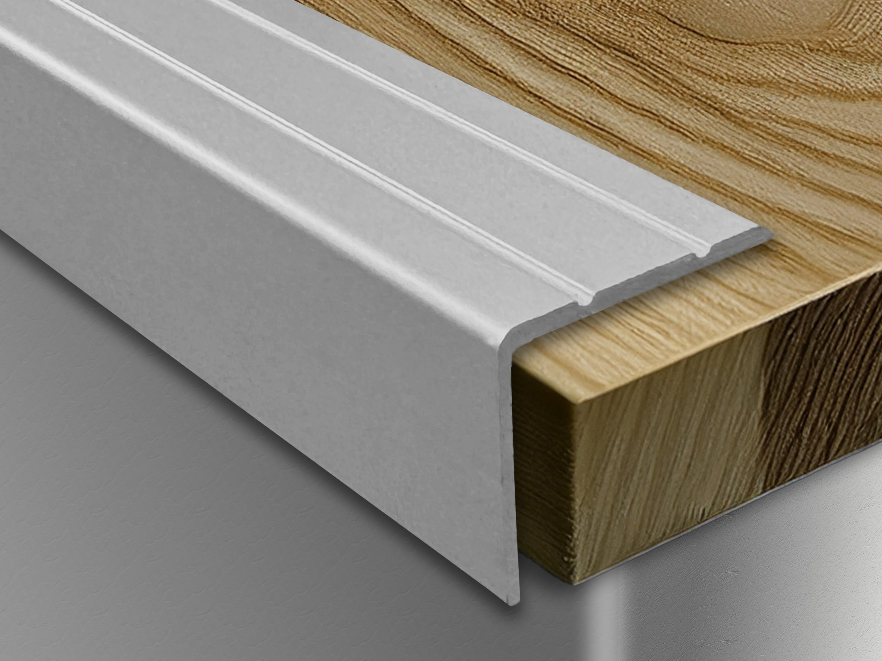 ufitec® Winkelprofil / Treppenkantenprofil - selbstklebend - 24 x 19,5 mm - Alu eloxiert ufitec® Winkelprofil / Treppenkantenprofil - selbstklebend - 24 x 19,5 mm - Alu eloxiert