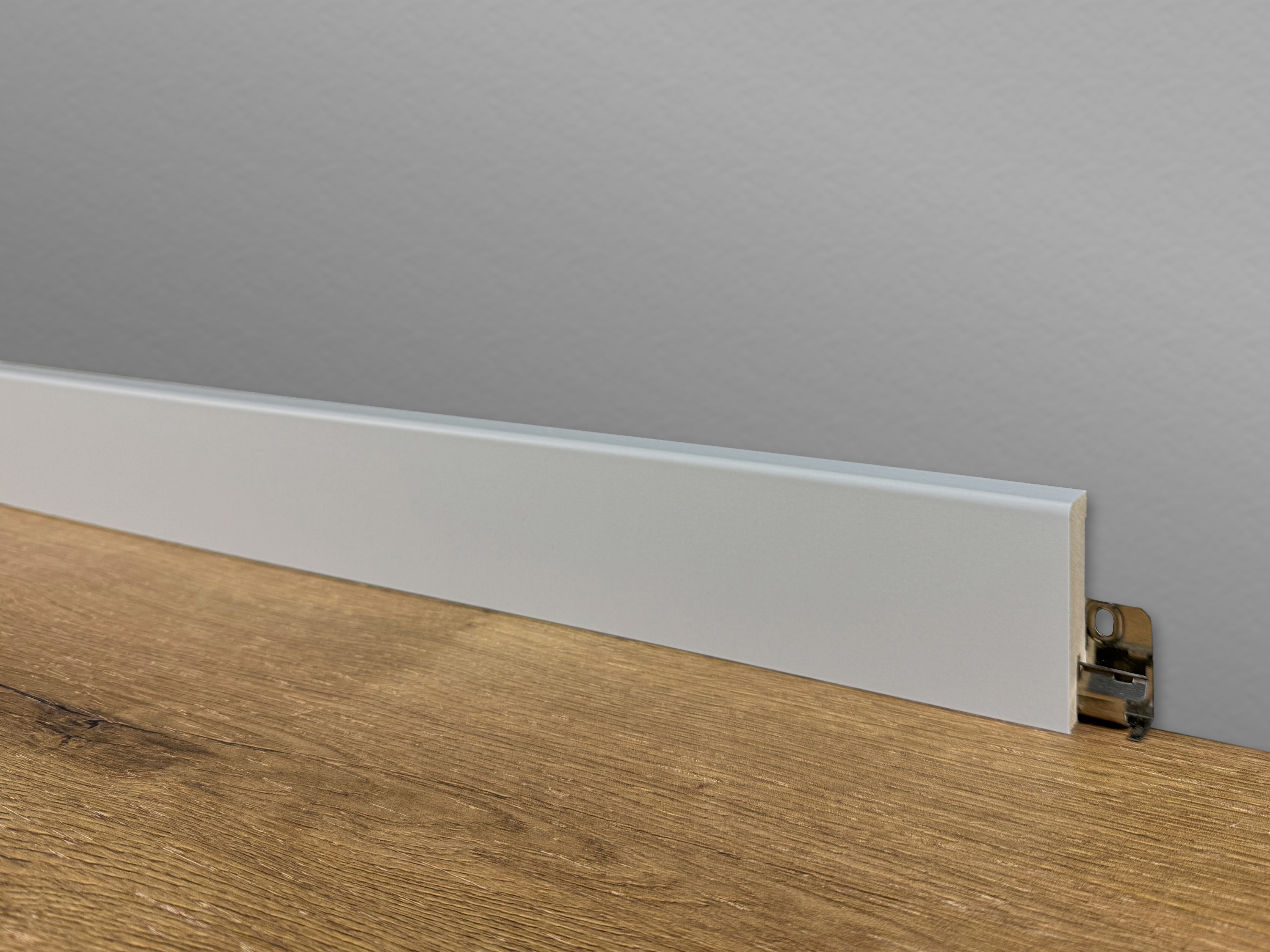 Sockelleiste Lichtgrau CUBE Fußleiste 16 x 58 mm in Lichtgrau RAL 7035 - CLIPSTAR Fräsung Sockelleiste Lichtgrau CUBE Fußleiste 16 x 58 mm in Lichtgrau RAL 7035 - CLIPSTAR Fräsung